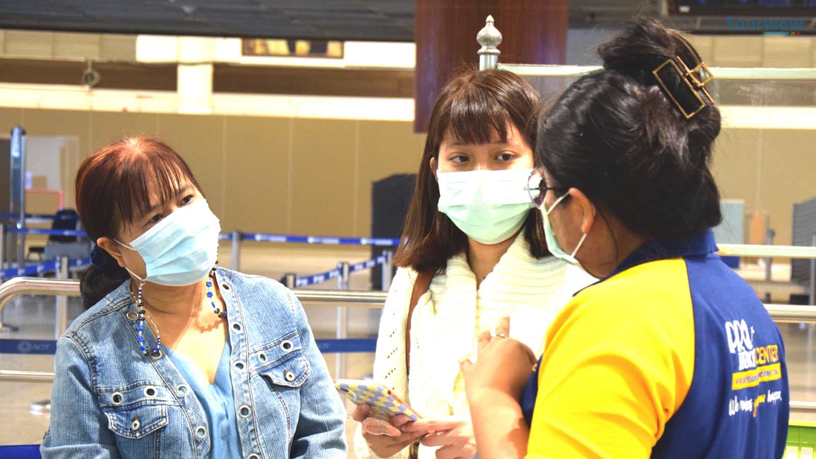 พร้อมเจ้าหน้าที่ให้การต้อนรับและดูแลเอกสารการเดินทาง