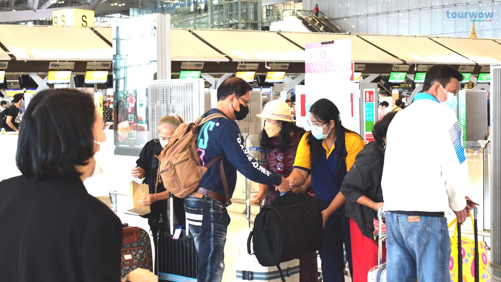 เจ้าหน้าที่คอยต้อนรับที่สนามบิน