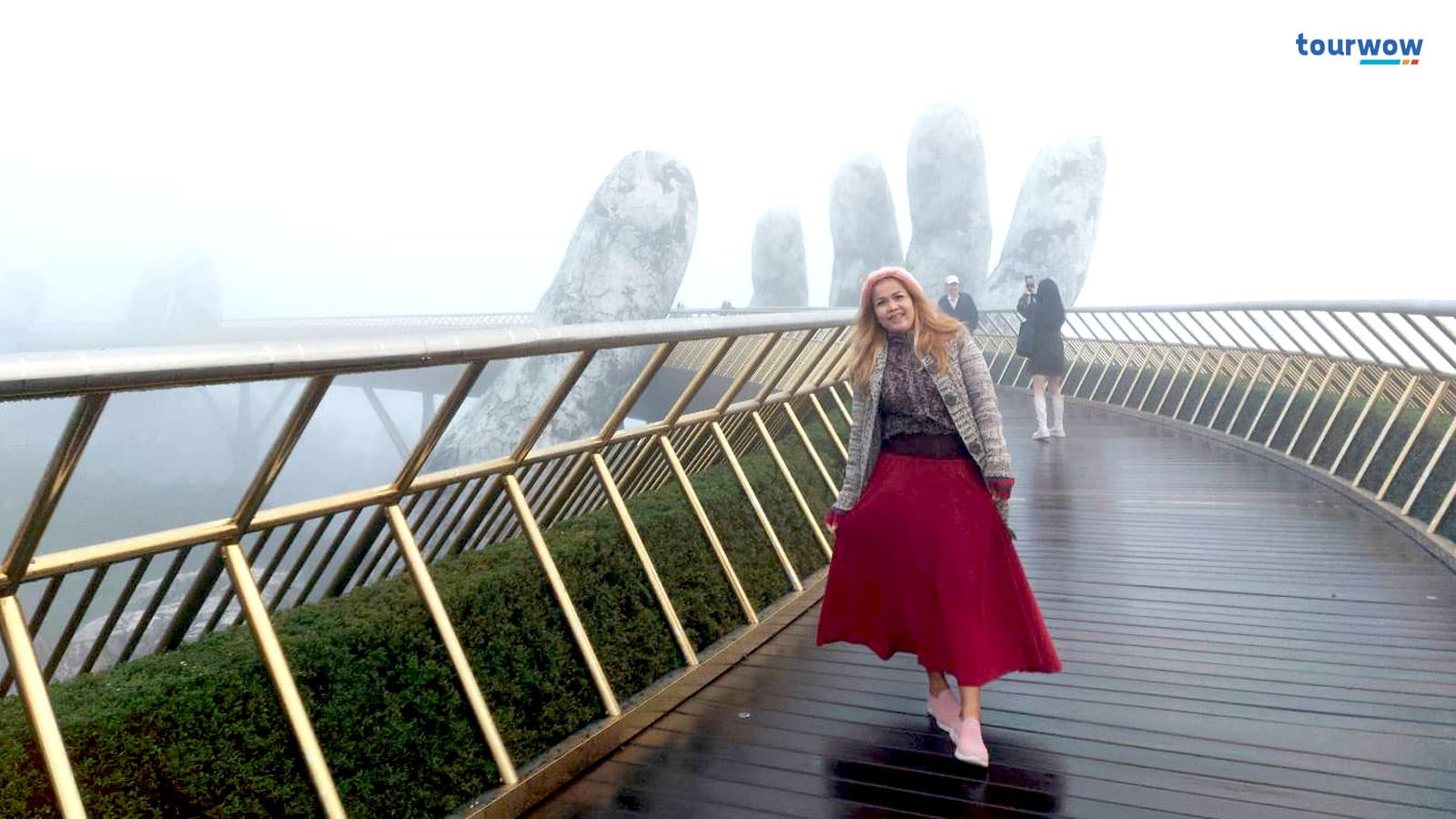 แลนด์มาร์คสุดฮิตบนบาน่าฮิลล์ "สะพานมือยักษ์ (Golden Bridge)"